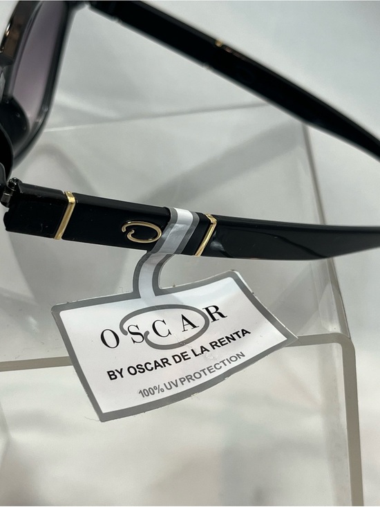NWT Oscar de la Renta Black Frame Sunglasses with Gradient Purple Lenses main image 4